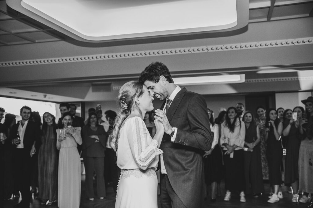 boda-palacio-luces-asturias baile novios sencillos