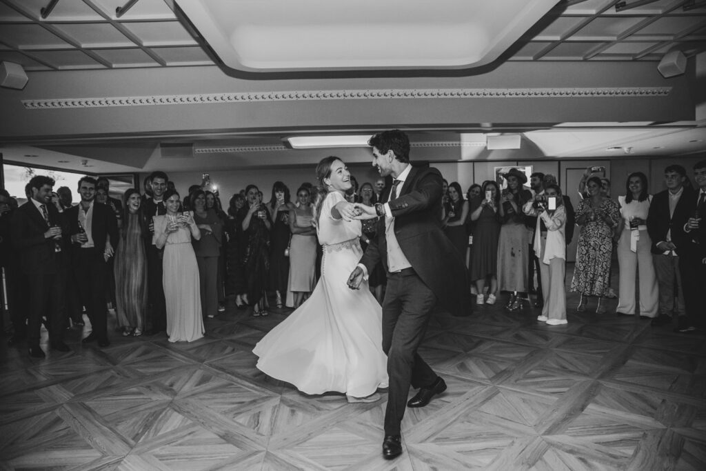 boda-palacio-luces-asturias invitados muy animados en una boda