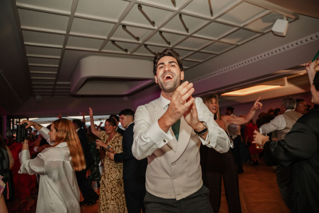 boda-palacio-luces-asturias invitados muy animados en una boda