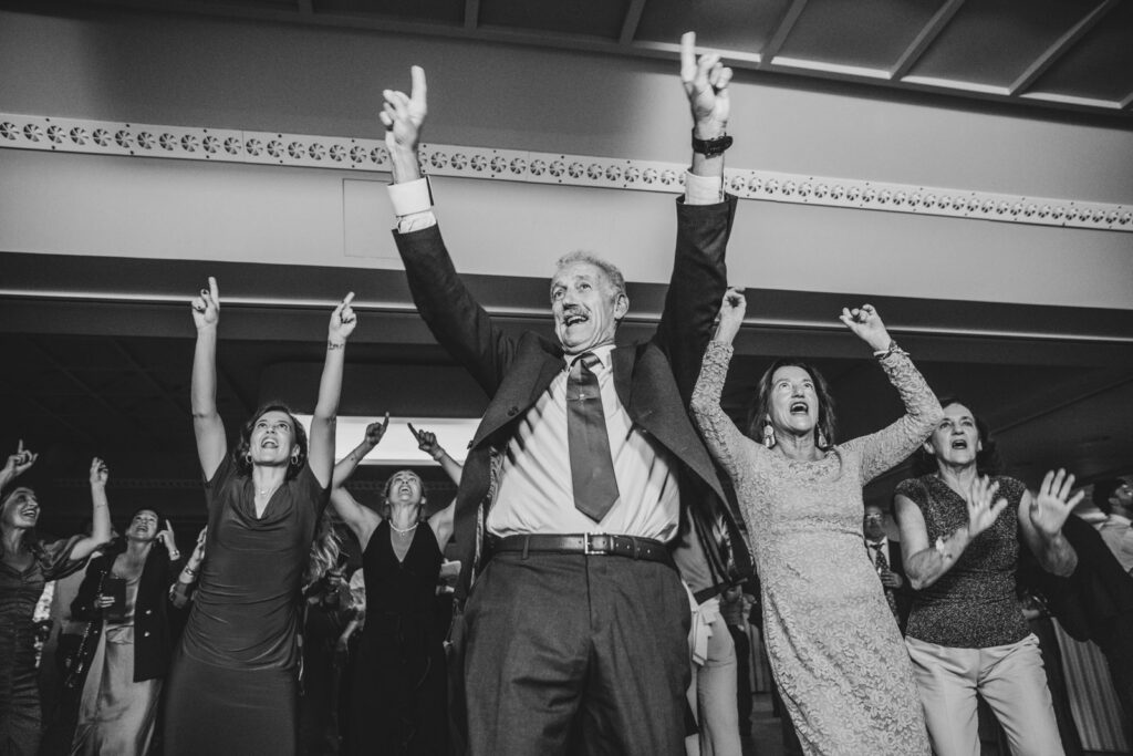 mejor-fotografo-bodas-asturias invitados muy animados en una boda