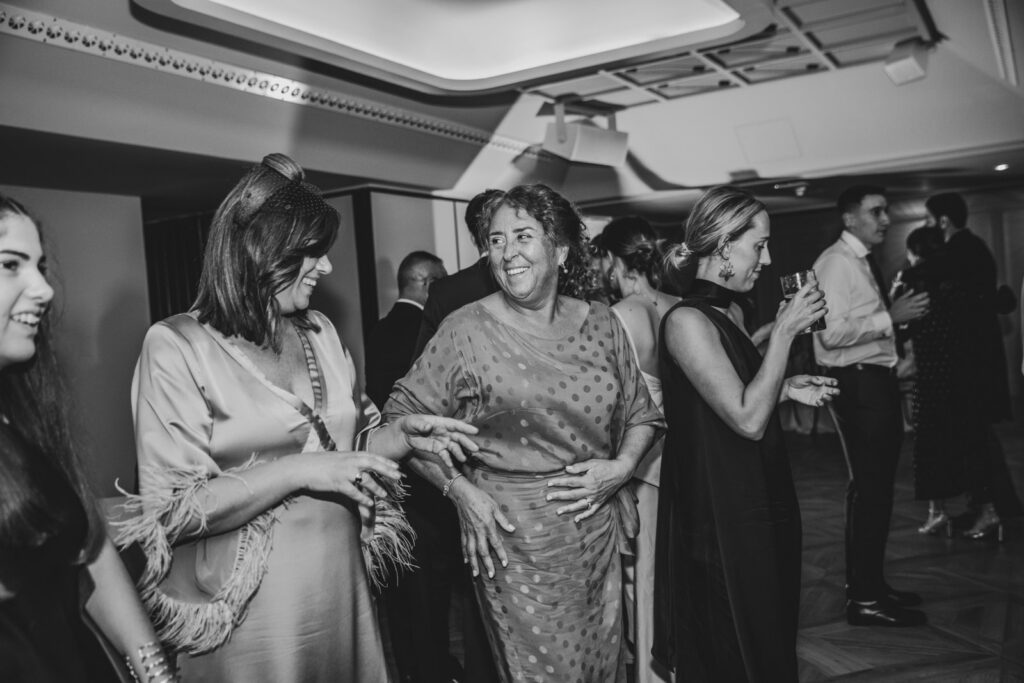 boda-palacio-luces-asturias gente bailando en una boda