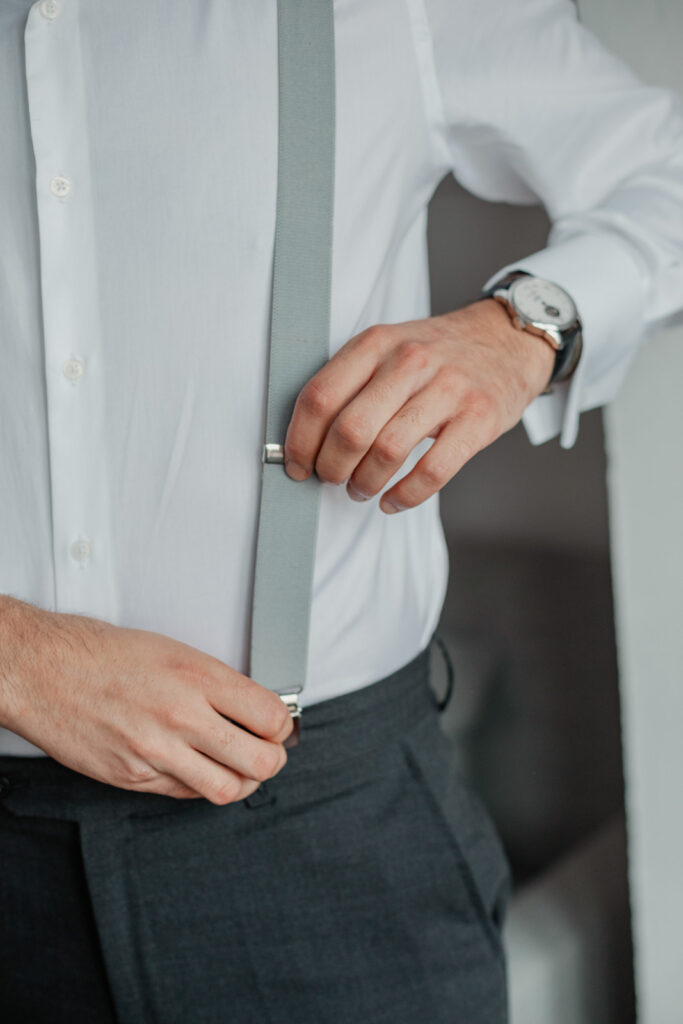 boda-palacio-luces-asturias novio poniendose los tirantes