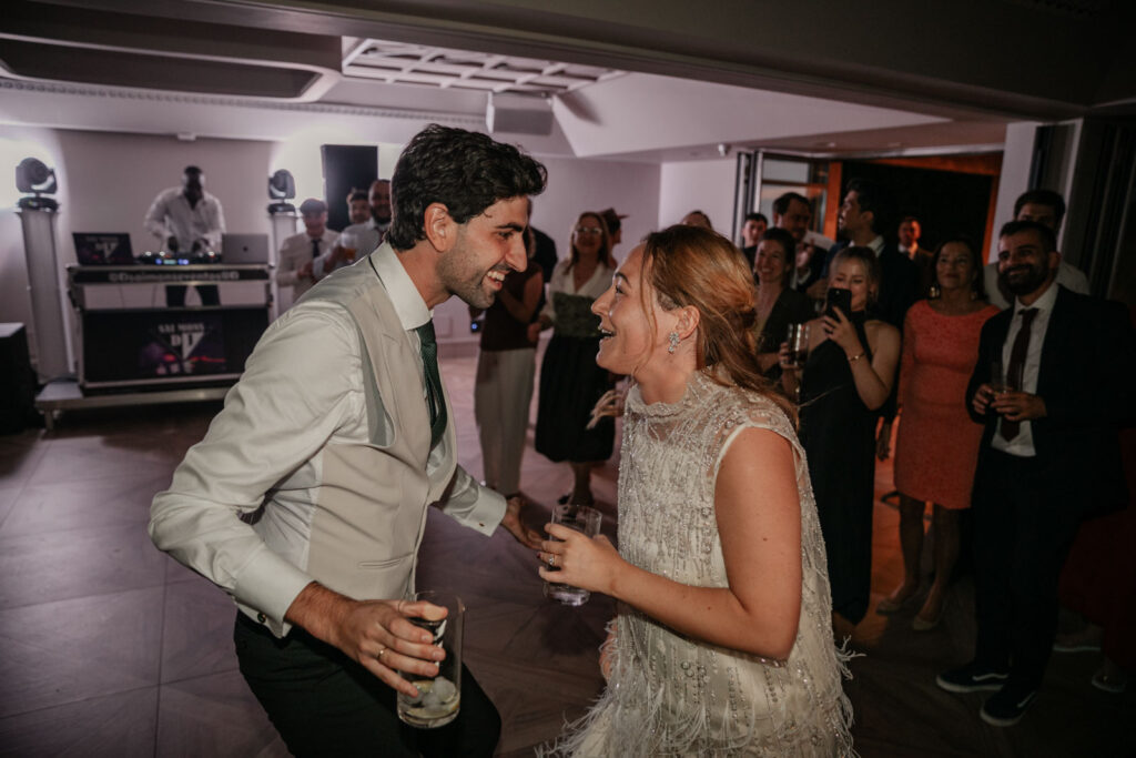 boda-palacio-luces-asturias invitados pasandolo bien en una boda