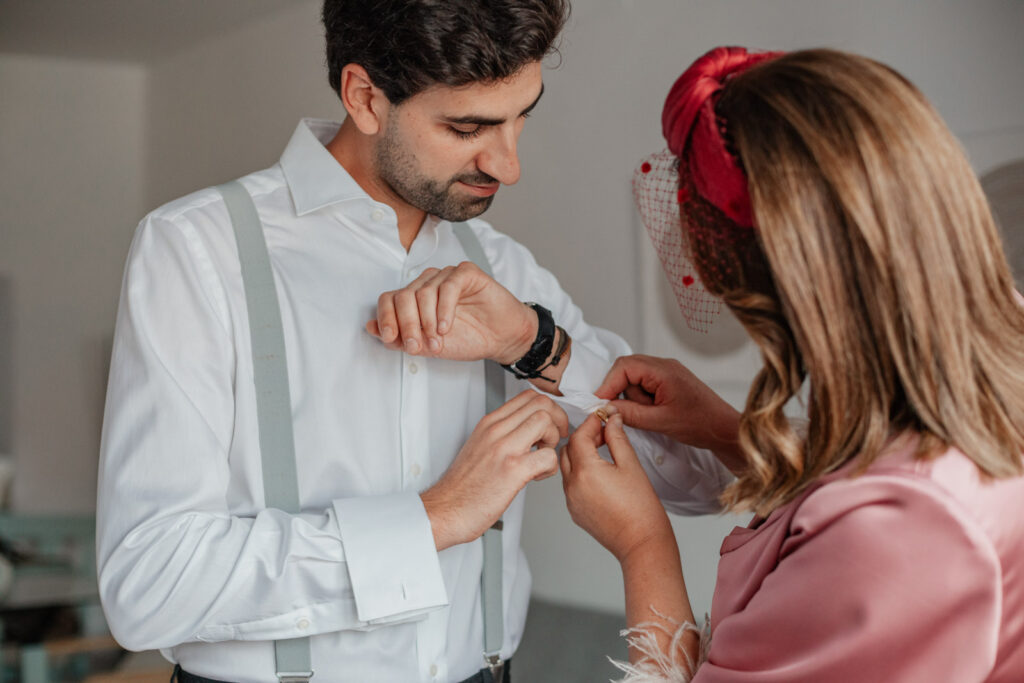 boda-palacio-luces-asturias madrina vistiendo al novio en su boda