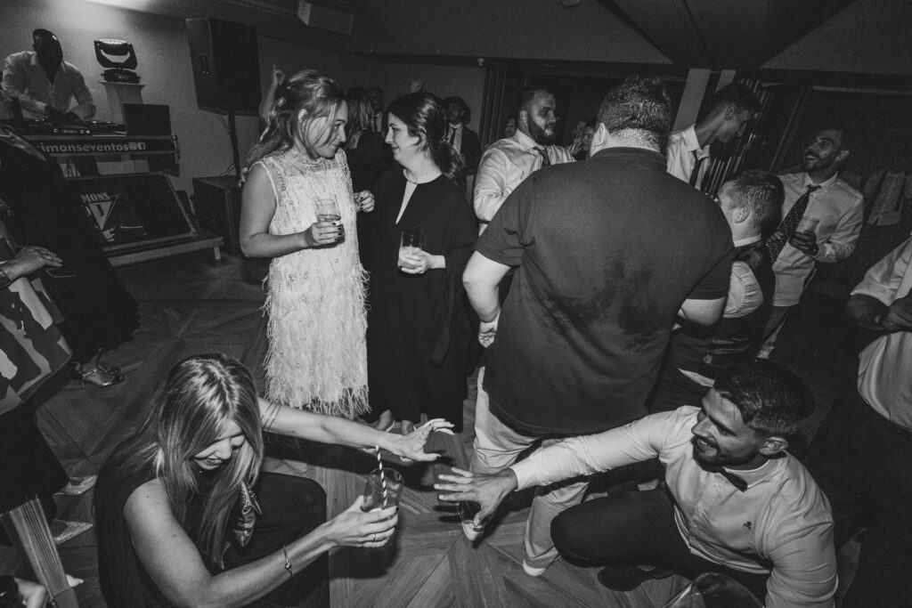 boda-palacio-luces-asturias invitados pasandolo bien en una boda