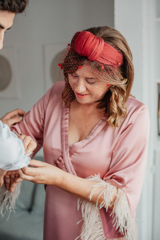 boda-palacio-luces-asturias madrina vistiendo al novio en su boda