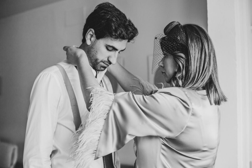 mejor-fotografo-bodas-asturias madrina vistiendo al novio en su boda