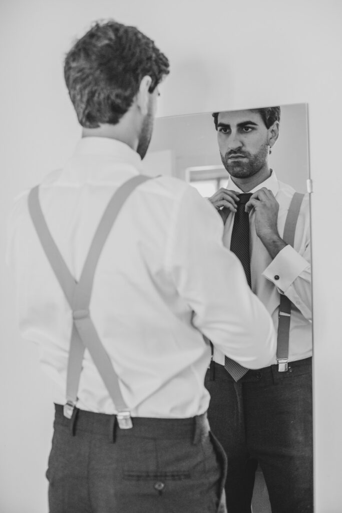 boda-palacio-luces-asturias novio vistiendose en su boda en asturias