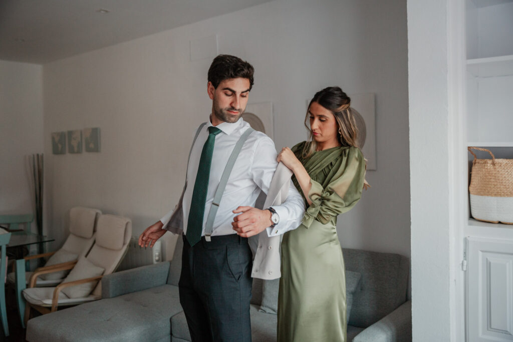 boda-palacio-luces-asturias novio vistiendose en su boda en asturias