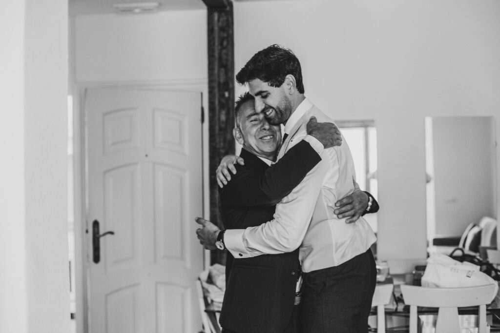 boda-palacio-luces-asturias novio vistiendose en su boda en asturias