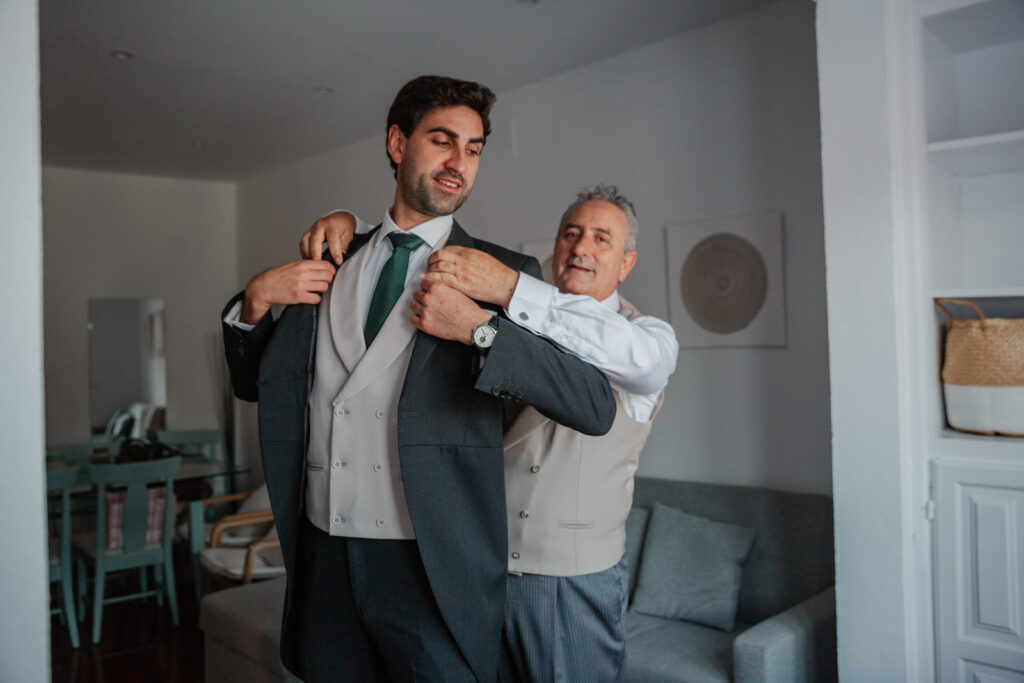 boda-palacio-luces-asturias novio vistiendose en su boda en asturias