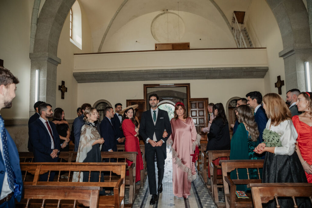 boda-palacio-luces-asturias llegada del novio a la ceremonia en iglesia