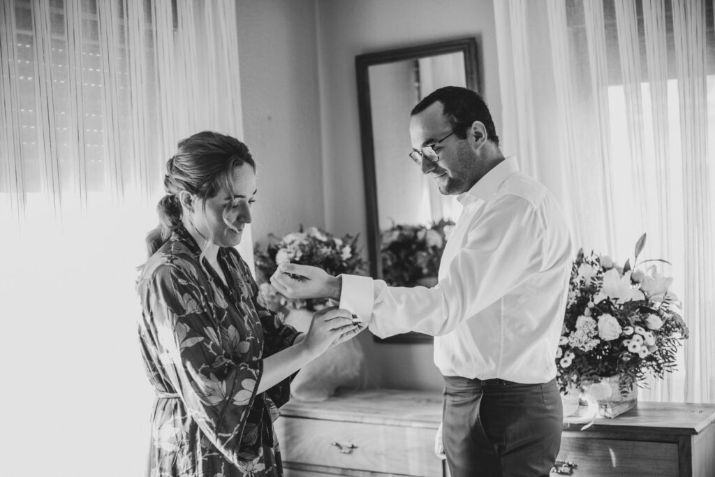 boda-palacio-luces-asturias novia ayudando al padrino