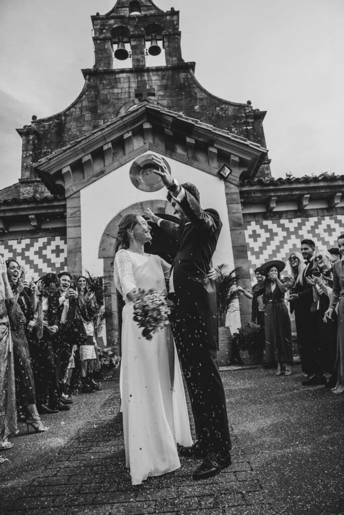 boda-palacio-luces-asturias salida de ceremonia en iglesia