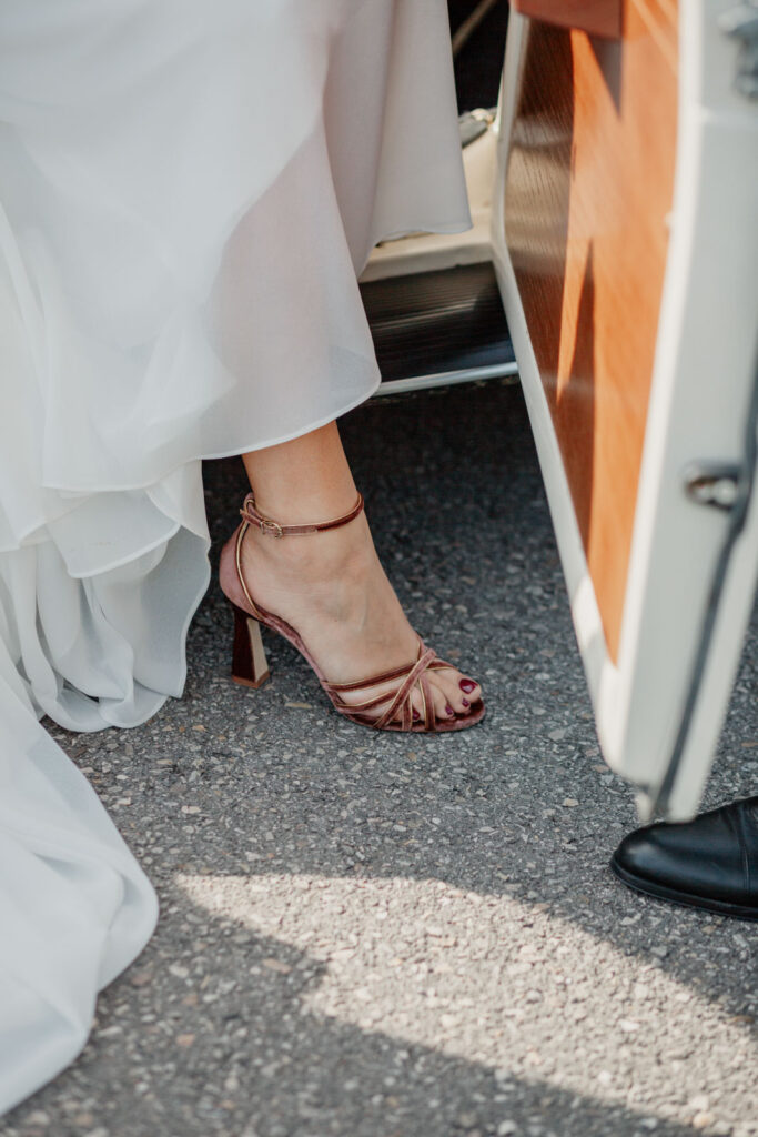 zapato-flor-asoka zapato de novia bajando del coche