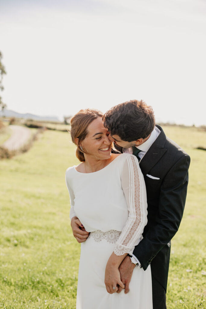 novios-naturales novios naturales dandose un beso