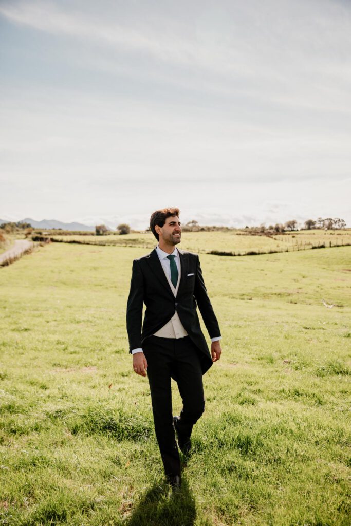 traje-novio-elegante novio caminando en su boda