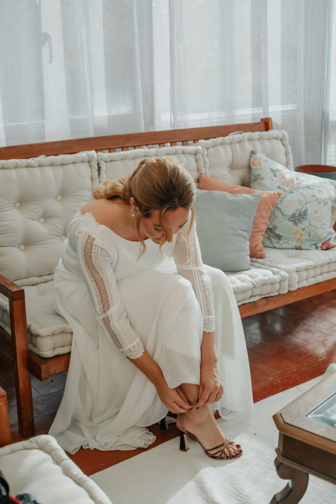 boda-palacio-luces-asturias novia de invierno con vestido de manga larga