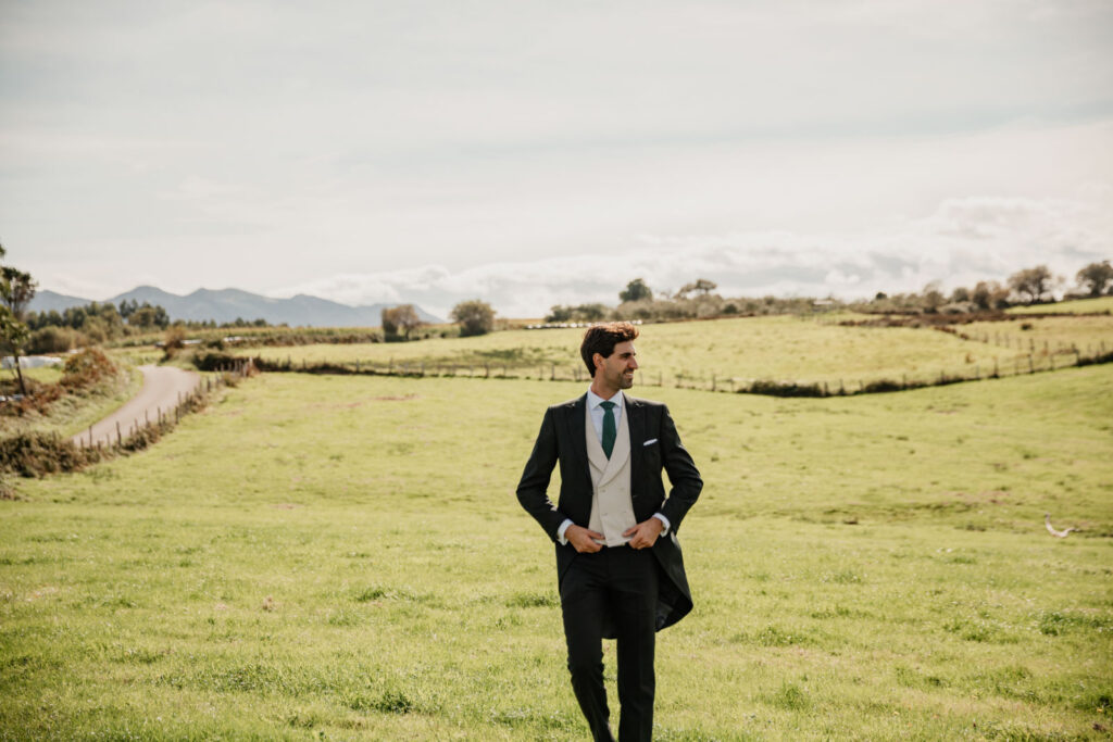 boda-palacio-luces-asturias novio caminando por la montaña