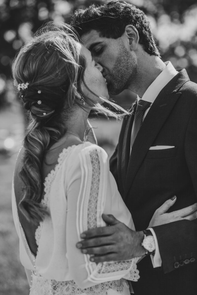 mejor-fotografo-bodas-asturias novios besandose en su boda en gijon