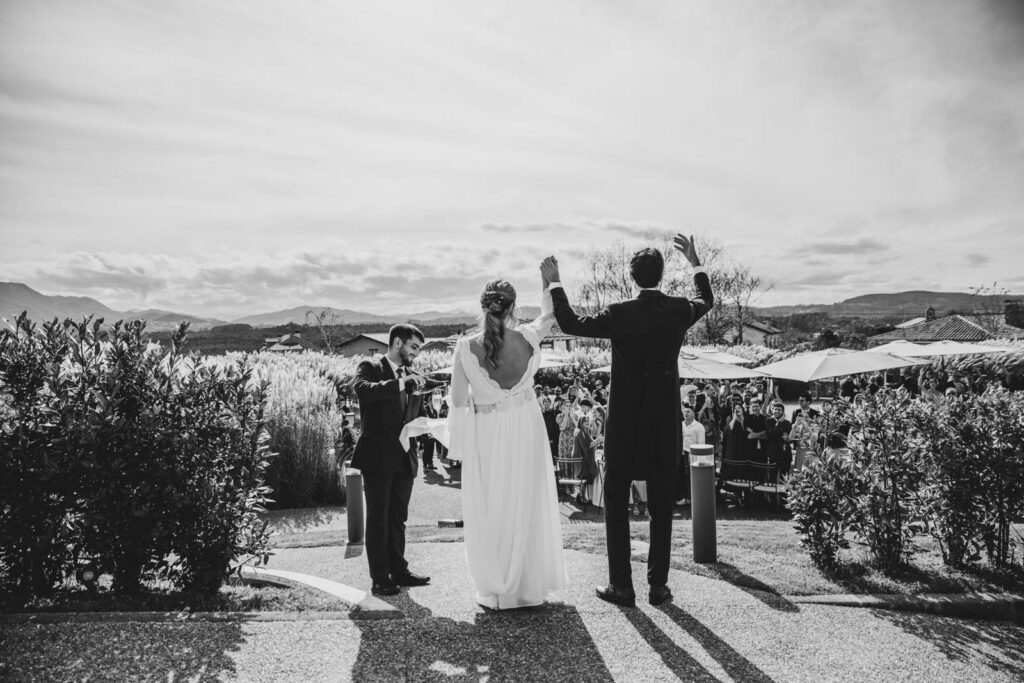 boda-palacio-luces-asturias novios llegando al aperitivo