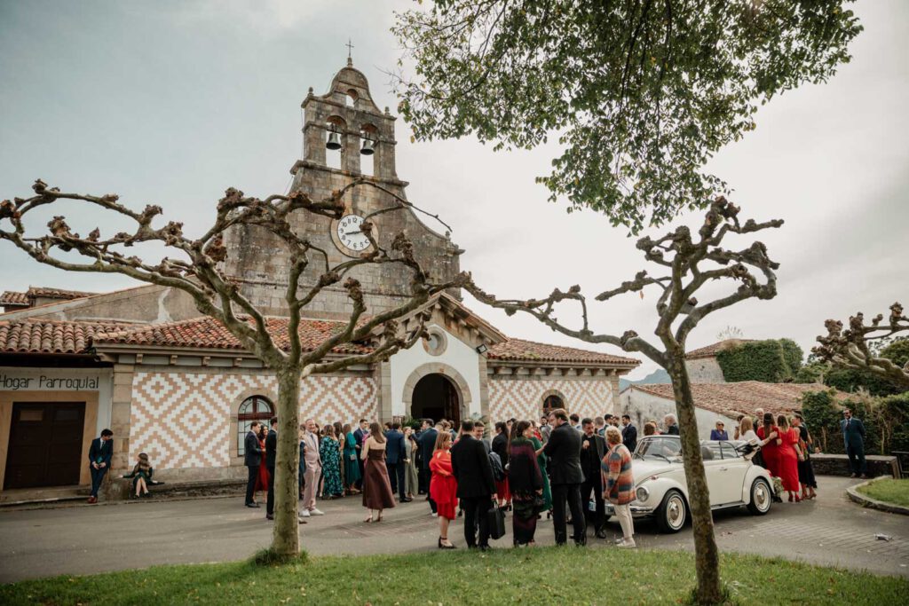 boda-religiosa-asturias arroz en ceremonia en san esteban de leces
