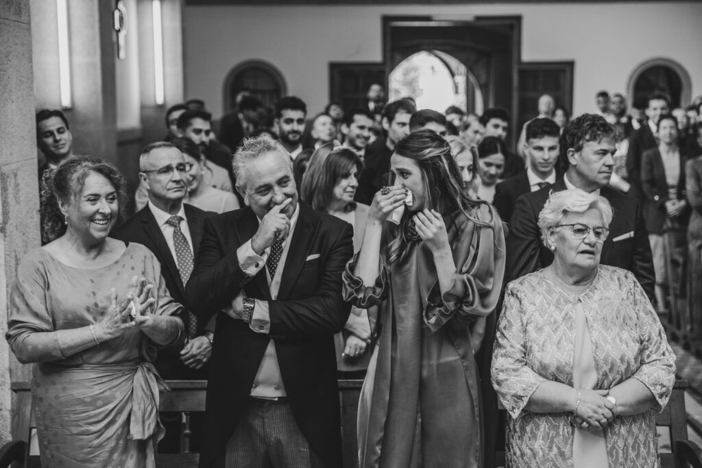 mejor-fotografo-bodas-asturias invitados emocionados en la ceremonia