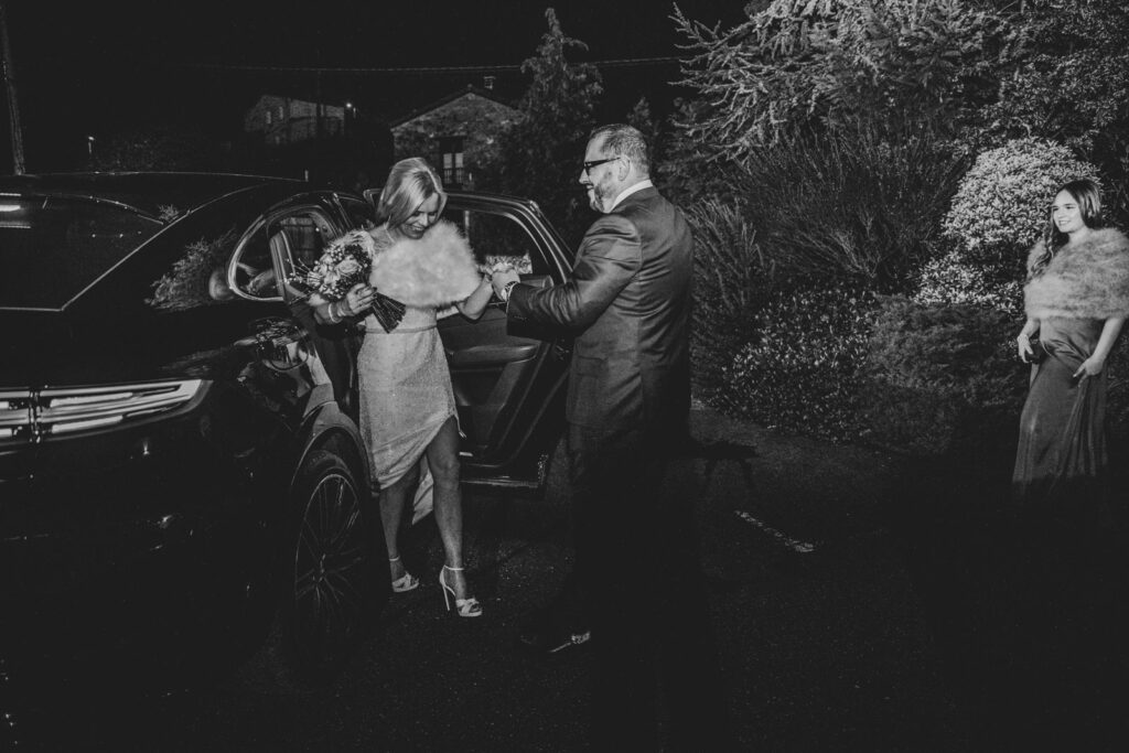 llegada de novios en una boda en la tabla