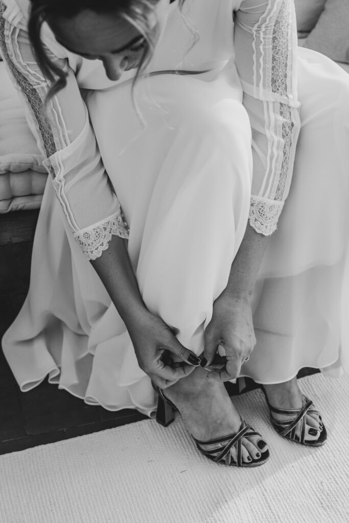 flor-asoka-sandalia novia con vestido de manga larga