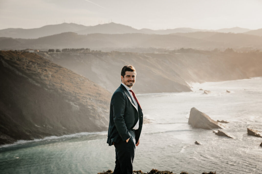 fotografo-boda-natural-asturias novio elegante en una puesta de sol