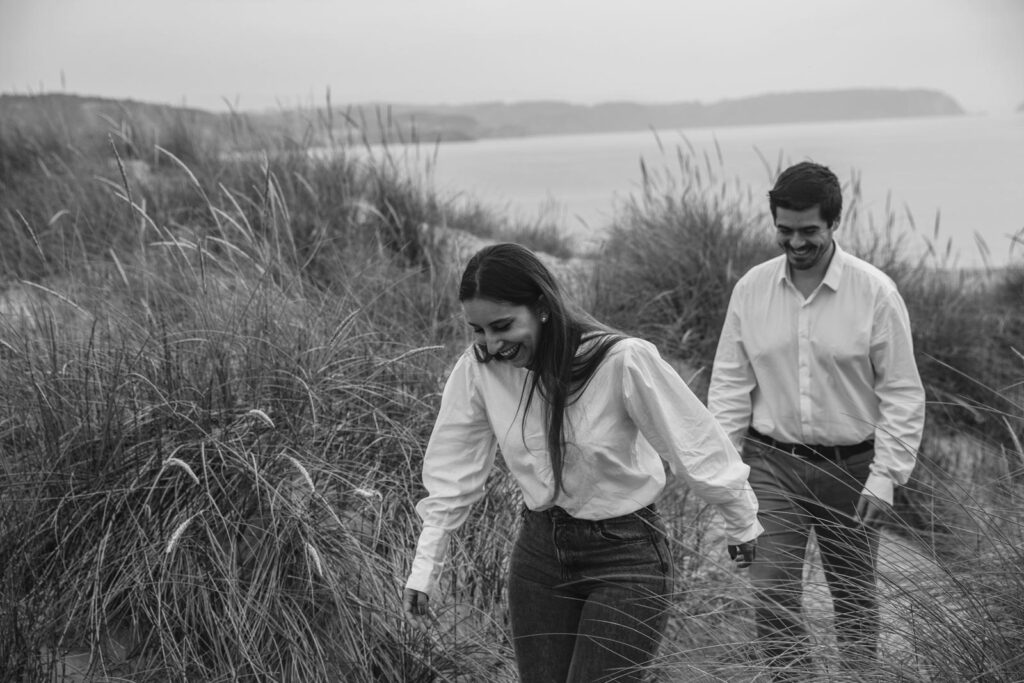 novios caminando en la playa de gijon