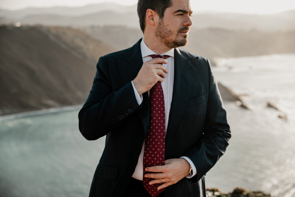 fotografo-boda-natural-asturias novio elegante ajustandose la corbata