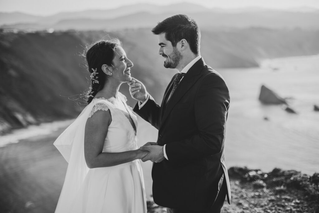 fotografo-boda-natural-asturias novios con pose natural