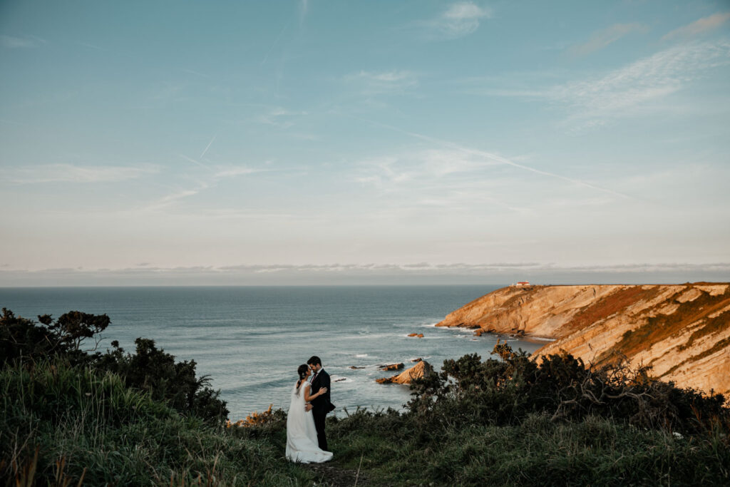 fotografo-boda-natural-asturias novios en un atardecer en asturias