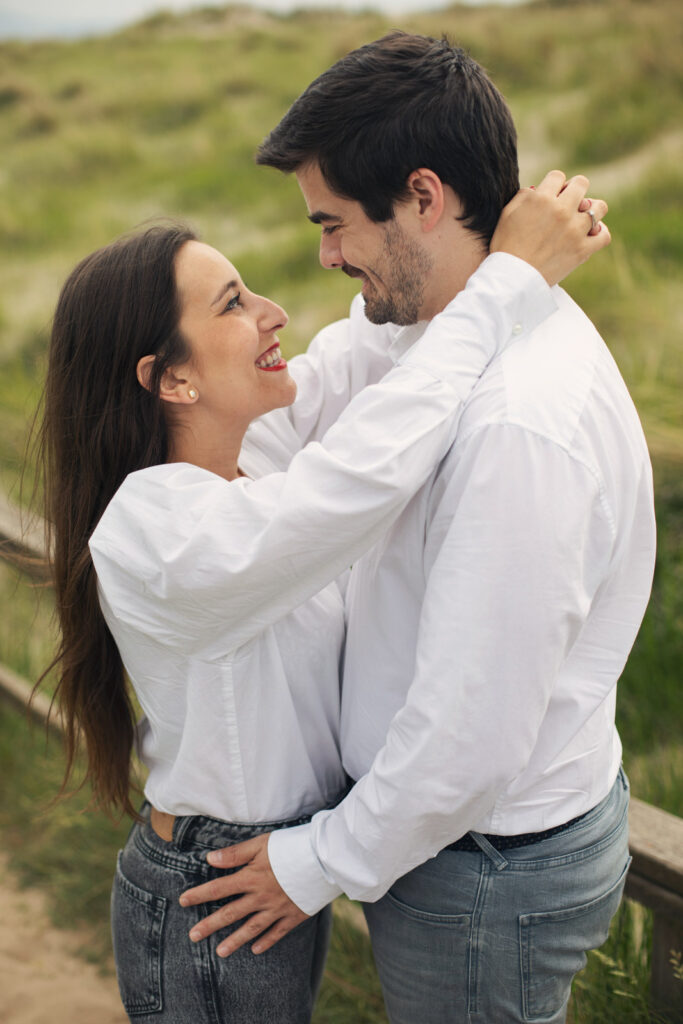 novios caminando en la playa de asturias