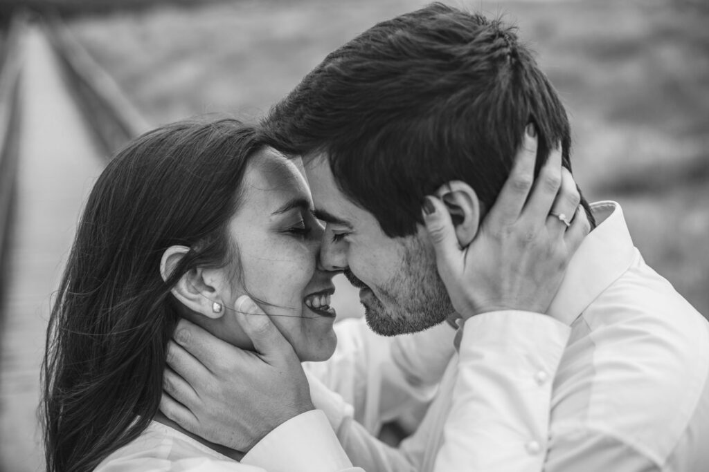 novios besandose en la playa de asturias