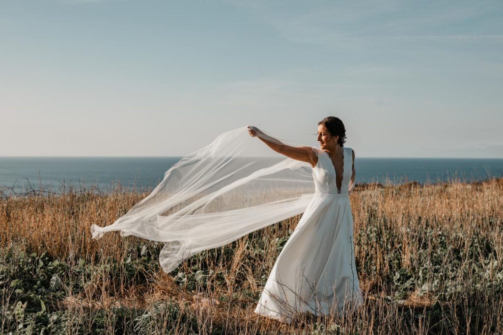fotografo-boda-natural-asturias vestido de novia con capa
