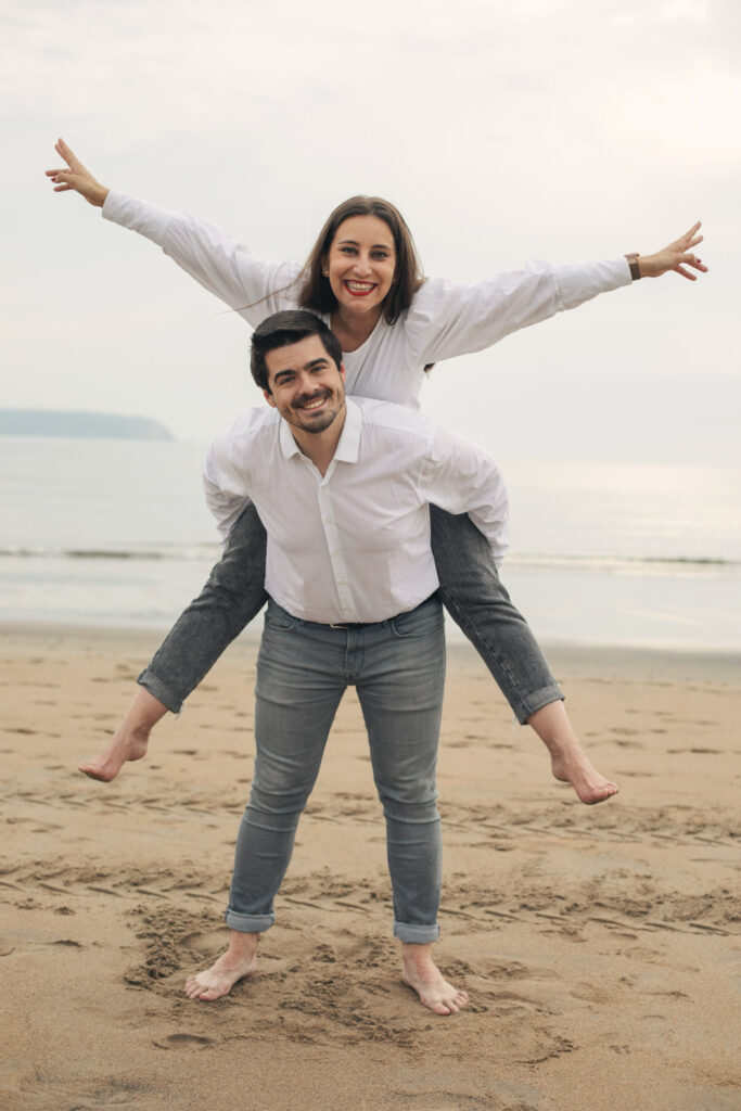 novios riendo en la playa