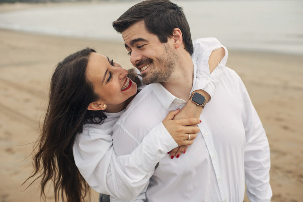 novios riendo en la playa