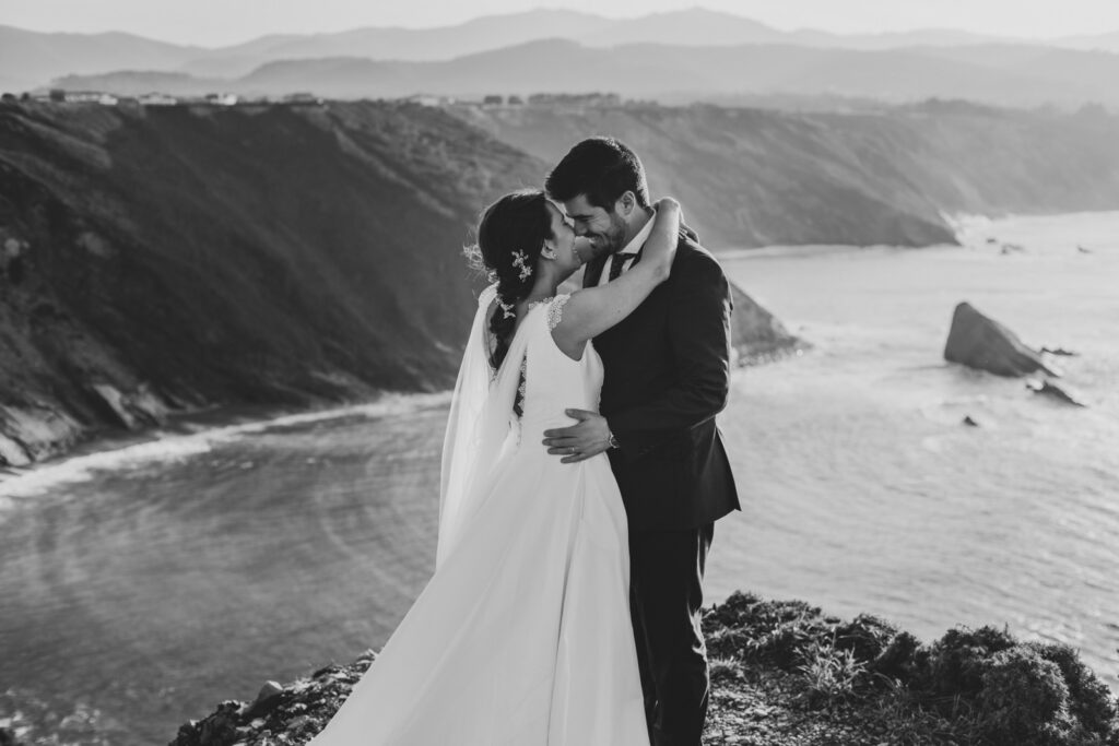 fotografo-boda-natural-asturias novios besandose en un acantilado en asturias