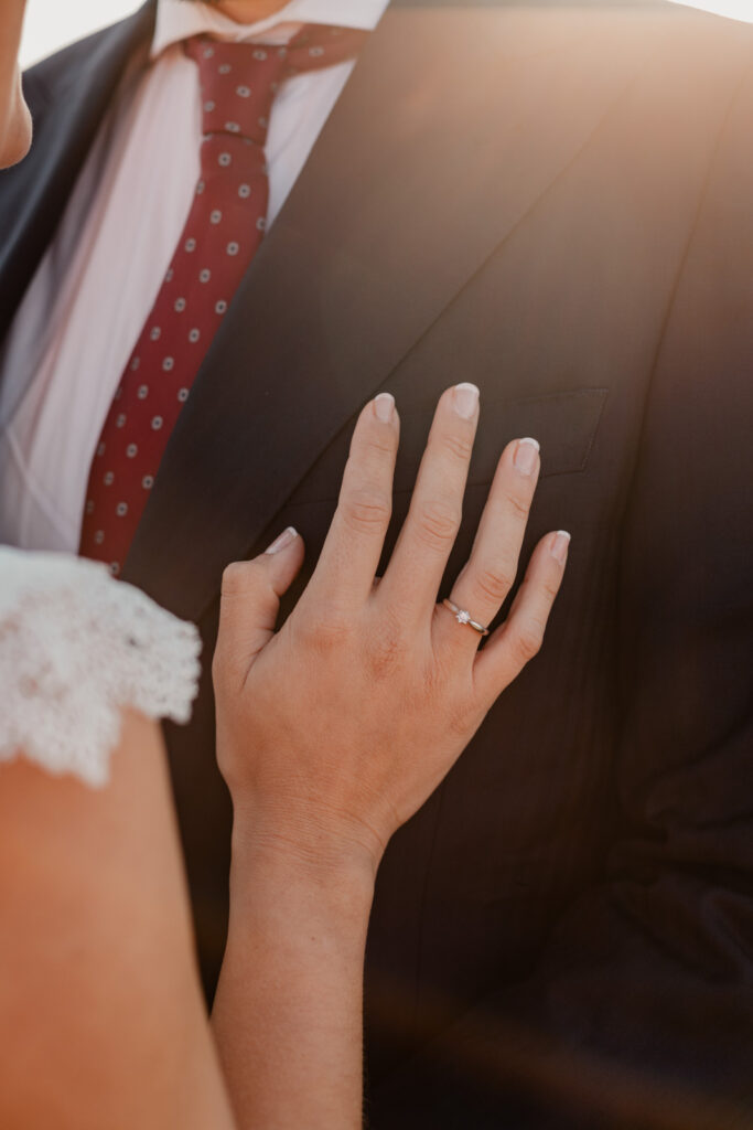fotografo-boda-natural-asturias anillo de compromiso en la mano de una novia