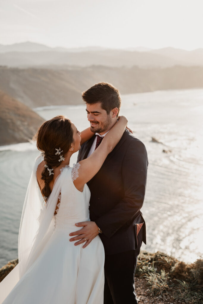 novia-capa-vestido novios en un atardecer en asturias
