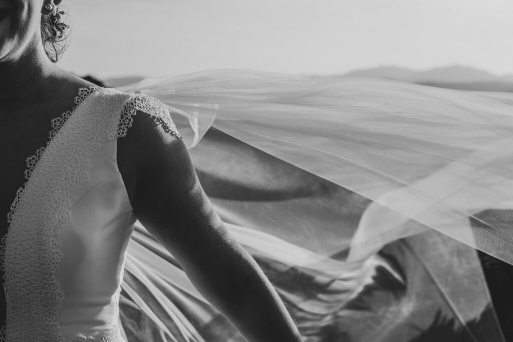 novia-jordi-dalmau detalle del vestido de novia y de la capa