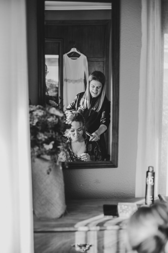 preparativos-novia-peluquera peluquera peinando en boda