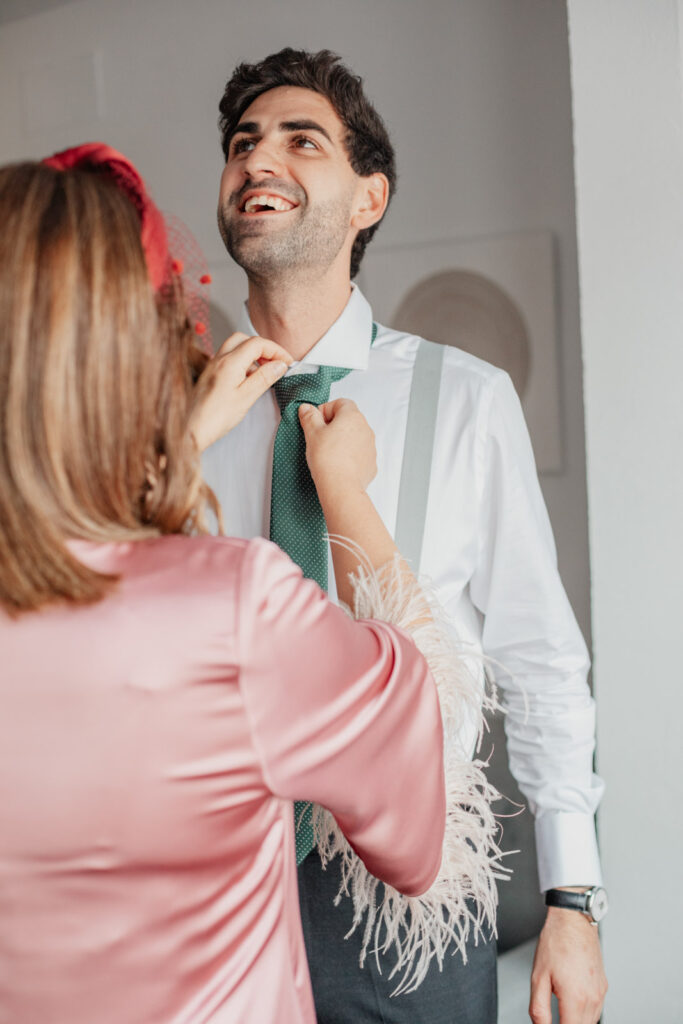 preparativos-novio-asturias-ribadesella madrina vistiendo al novio en su boda