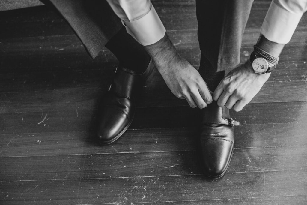 preparativos-novio-aviles novio calzandose en su boda en asturias