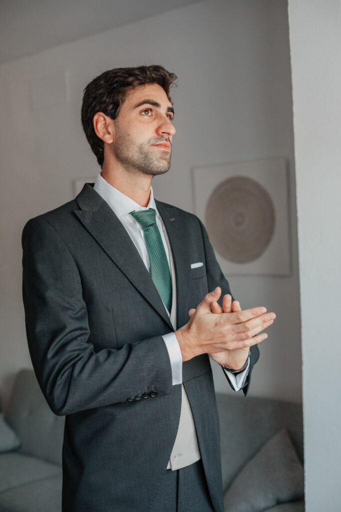 preparativos-novio-oviedo novio vistiendose en su boda en asturias