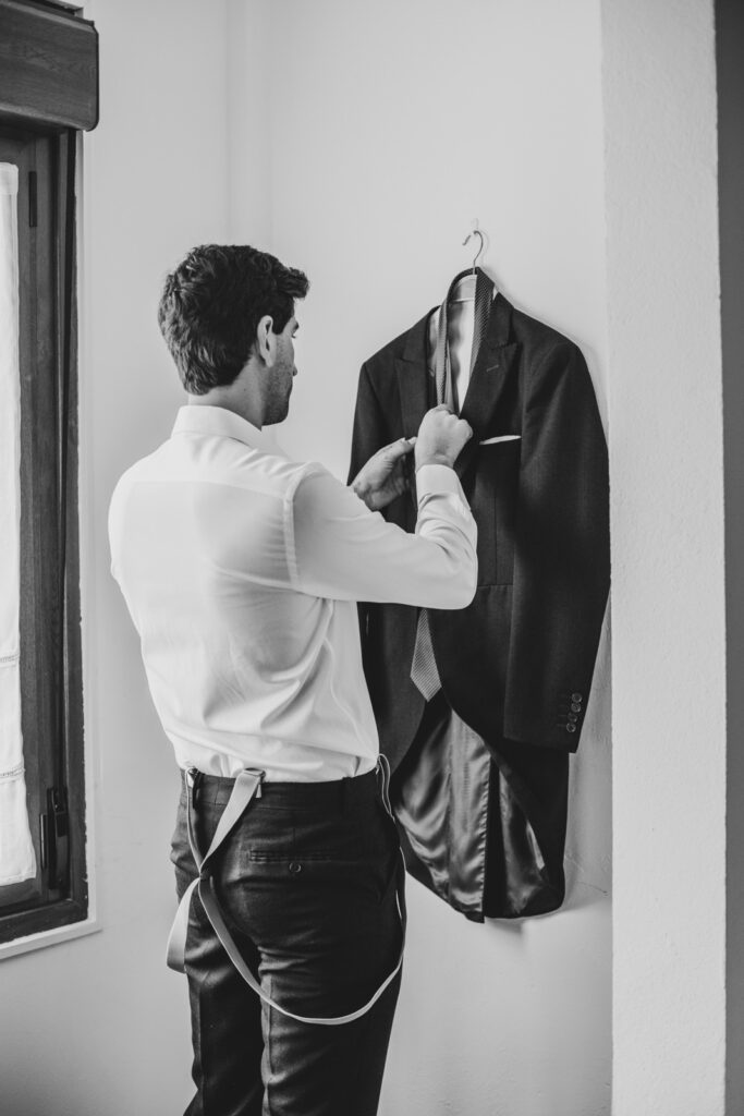 preparativos-novio-ribadesella novio vistiendose en su boda en asturias