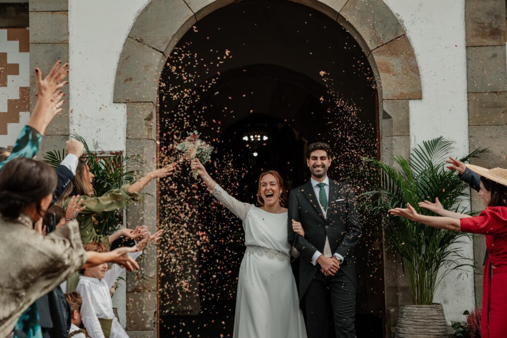 salida-ceremonia-iglesia arroz en ceremonia en ribadesella