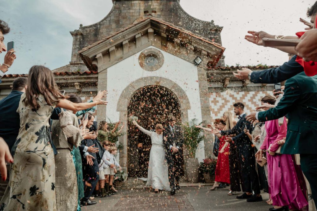 salida-ceremonia-petalos arroz en ceremonia en asturias